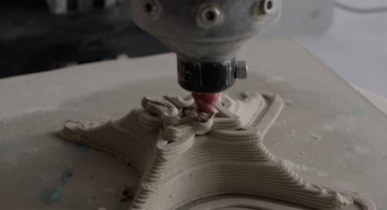 3d printer slowly builds up work