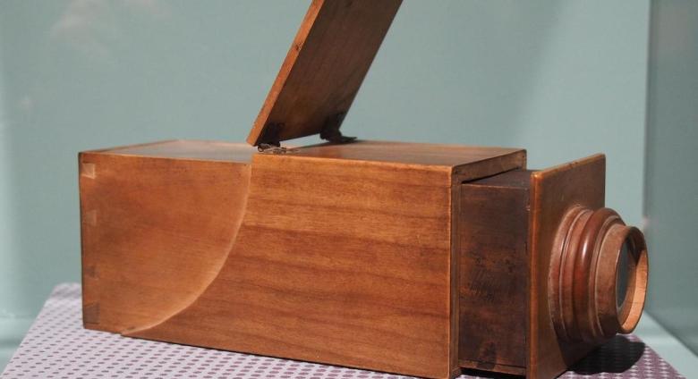 Portable Camera Obscura, 1800s. Goethe Nationalmuseum, Weimar, Germany.