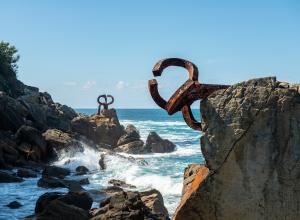 Eduardo Chillida, Comb of the Wind XV (Peine del viento XV), 1976. Steel. Paseo Eduardo Chillida, San Sebastián