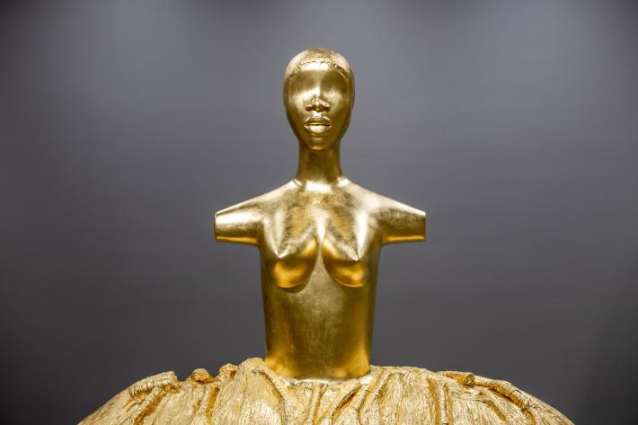 Simone Leigh, Cupboard (detail), 2022. Bronze and gold, 88 1/2 × 85 × 45 in (225 × 216 × 114.3 cm). Courtesy the artist and Matthew Marks Gallery. Photo by Timothy Schenck. © Simone Leigh